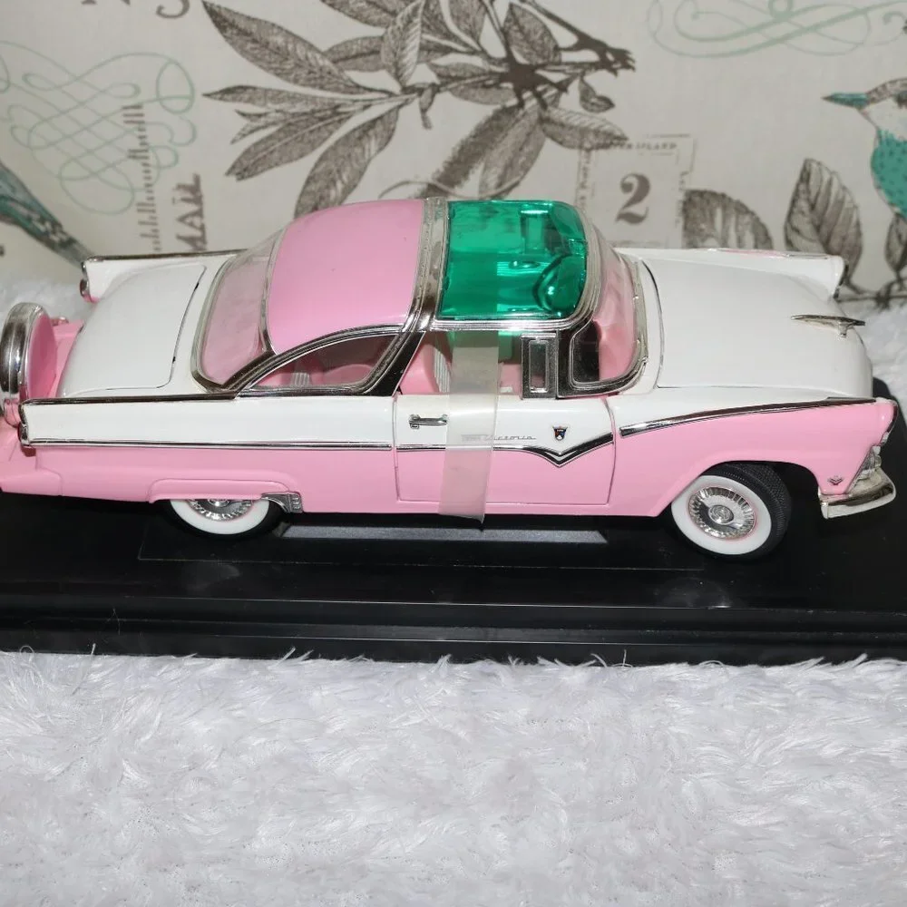 Road Signature 1955 Ford Crown Victoria 1/18 scale! no box, but is still mounted